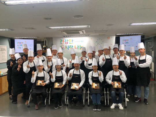 CJ푸드빌은 정성필 대표이사 등 경영진과 임직원이 지난 26일 서울 가산동에 위치한 'CJ푸드빌 아카데미'에서 '건강한 도시락 나눔 봉사' 활동을 진행했다고 27일 밝혔다. <CJ푸드빌 제공>